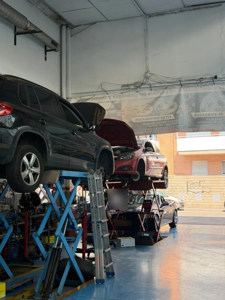 Elevadores de taller. Coches elevados para trabajar en ellos con seguridad.