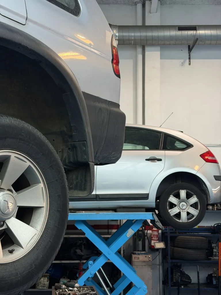 Elevadores de tijera. Varios coches en el taller durante distintos trabajos.