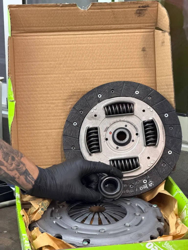 Kit de embrague Valeo. Disco, prensa y cojinete nuevos antes del montaje.