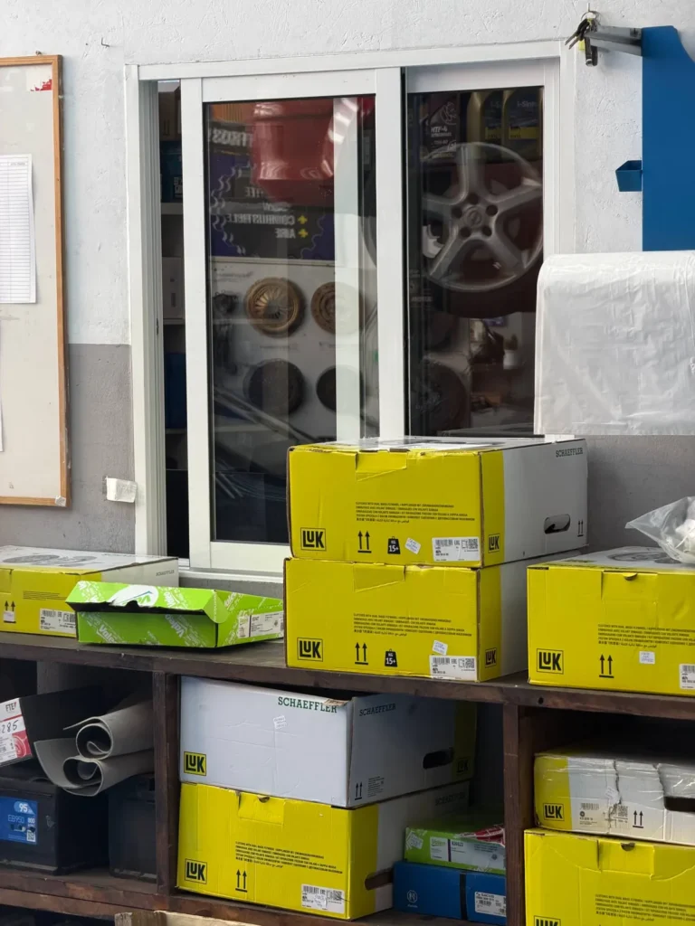 Kits de embrague en el almacén. Trabajamos con kits de embrague de marcas como LuK, Sachs y Valeo.