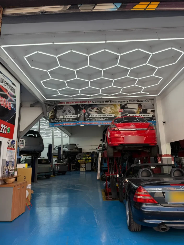 Nuestro taller. Zona de trabajo con elevadores en nuestro taller.